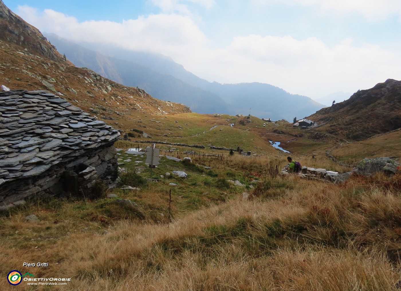 60 Bivacco Zamboni in alto a sx, RIf. Balicco in basso a dx.JPG